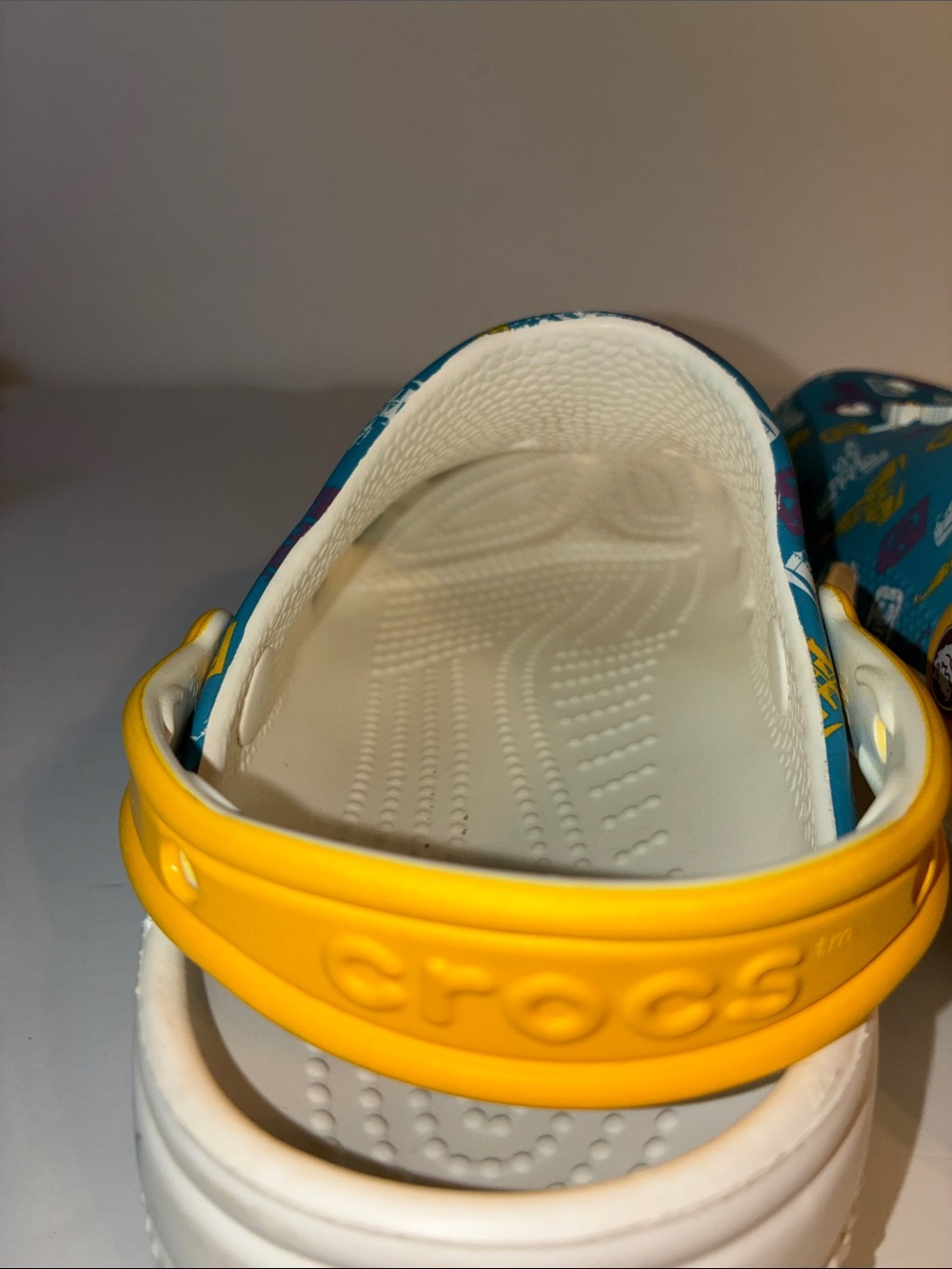 Disney World Cinderella Castle Crocs, Size Women’s 8 / Men’s 6 - Picture 9 of 12